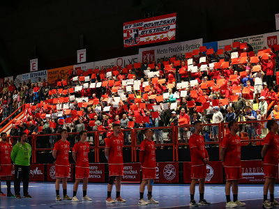 Na snímke fanúšikovia Považskej Bystrice povzbudzujú pred začiatkom prvého zápasu finále play off Niké Handball Extraligy 