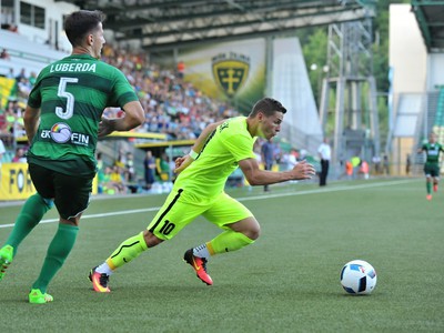 Martin Luberda (Prešov) a Nikolas Špalek (Žilina) počas zápasu 