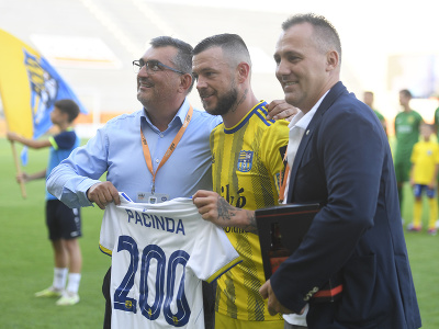 Na snímke uprostred futbalista Erik Pačinda (Košice) dostal dres za dvesto odohratých zápasov v najvyššej slovenskej súťaži