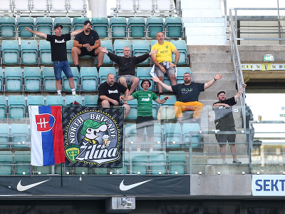 Na snímke žilinskí fanúšikovia povzbudzujú počas odvetného zápasu 1. predkola Európskej konferečnej ligy