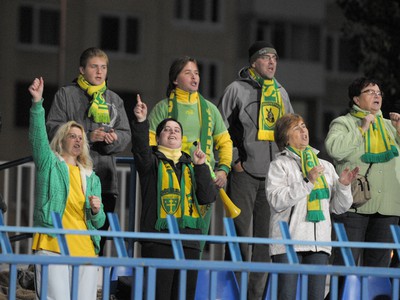 Netradičné zoskupenie fanúšikov MŠK Žilina v sektore na zápase v Senici