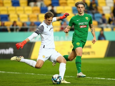 Sprava Timotej Jambor (Žilina) a brankár Aleksandar Popovič (Dunajská Streda) počas zápasu