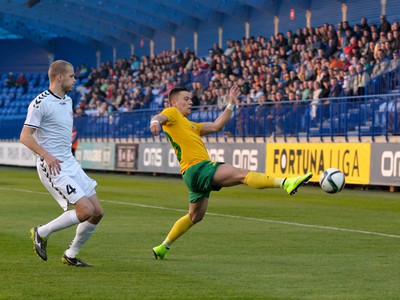 Zľava: Petr Pavlík z FK Senica a Jaroslav Mihalík z MŠK Žilina