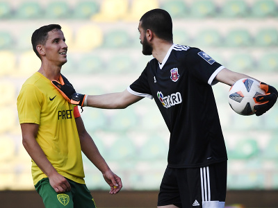 Zľava Jakub Paur (MŠK Žilina) a brankár Luka Gugešašvili (FC Dila Gori)