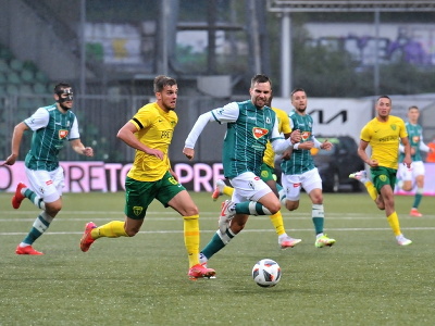 Na snímke uprostred vľavo Matúš Rusnák (MŠK Žilina) a Jakub Považanec (FK Jablonec)