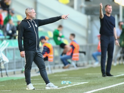 Vľavo nový tréner MŠK Žilina Michal Ščasný gestikuluje počas zápasu