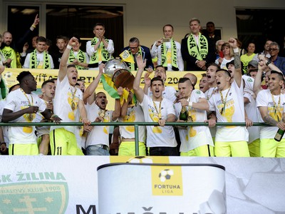 Hráči MŠK Žilina sa spoločne radujú s fanúšikmi zo zisku trofeje
