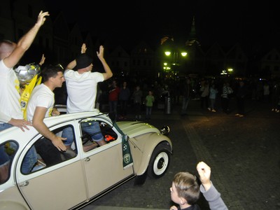 Hráči MŠK Žilina sa spoločne radujú s fanúšikmi zo zisku trofeje