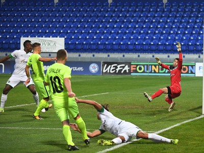 Na snímke vpravo brankár Prešova Adrián Slančík inkasuje prvý gól