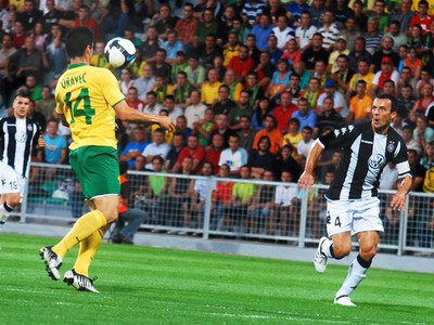 V šestnástke hostí si loptu dobre spracoval Tomáš Oravec a jeho počínanie sleduje Nenad Djorajevic