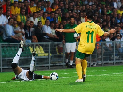 Na snímke domáci futbalisti Martin Vyskočil (uprostred), nová posila Žiliny GeorgeTsimakuridze (vpravo) a hráč Belehradu Nemajma Tomič