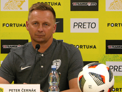 Na snímke tréner MŠK Žilina Peter Černák