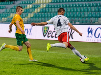 Peter Lupčo (MŠK Žilina) a Toni Tipurić (FC ViON Zlaté Moravce)