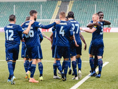 Radosť hráčov ŠK Slovan Bratislava z prvého gólu