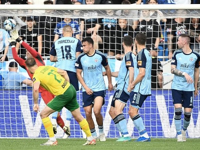 Na snímke v pozadí brankár Slovana Milan Borjan vyráža loptu po priamom kope hráča Žiliny Dominika Javorčeka