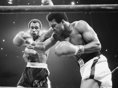 Ken Norton a Muhammad Ali v zápase z roku 1973. Norton vtedy zlomil Alimu čeľusť