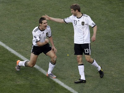 Klose po prvom góle, gratuluje mu Müller