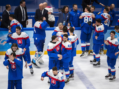 Na snímke hokejisti Slovenska sa tešia po výhre v zápase olympijského turnaja v hokeji mužov o bronz Slovensko - Švédsko na ZOH 2022 v Pekingu