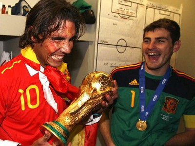 Rafael Nadal s trofejou majstrov a Iker Casillas