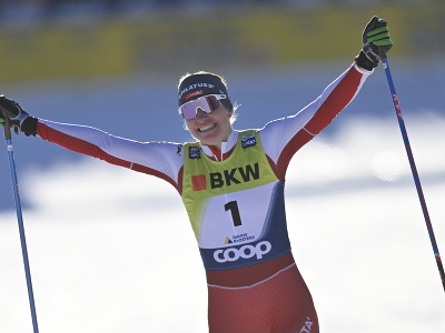 Švajčiarska bežkyňa na lyžiach Nadine Fähndrichová víťazí v šprinte voľnou technikou na pretekoch Svetového pohára vo švajčiarskom Davose
