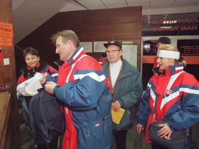 Na snímke biatlonistky Martina Schwarzbacherová (vpravo), Tatiana Kutlíková (vľavo) a prezident SZB Benjamín Leitner počas odletu na ZOH 1998 v Nagane