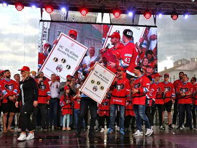 Hokejisti HC ‘05 iClinic Banská Bystrica počas uvítania fanúšikmi s názvom Barani, ďakujeme! v rámci osláv národného majstrovského titulu hokejovej Tipsport ligy na banskobystrickom Námestí SNP