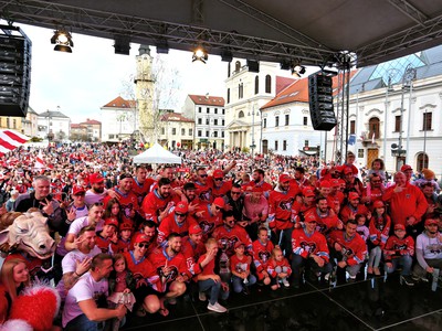 Tím HC ‘05 iClinic Banská Bystrica (v popredí) na spoločnej fotografii s fanúšikmi (v pozadí) počas uvítania s názvom Barani, ďakujeme! v rámci osláv národného majstrovského titulu hokejovej Tipsport ligy na banskobystrickom Námestí SNP
