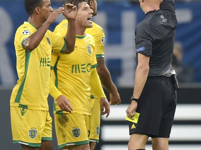 Mauricio Nascimento inkasuje červenú kartu, protesty hráčov Sportingu