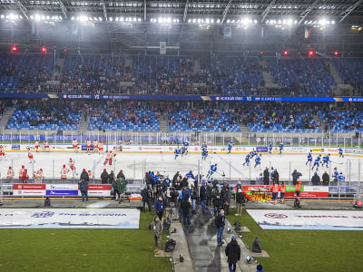 Hokejisti sa rozcvičujú pred zápasom hokejového podujatia Kaufland Winter Games HC Oceláři Třinec - HC Kometa Brno pod holým nebom na ploche Národného futbalového štadióna v Bratislave