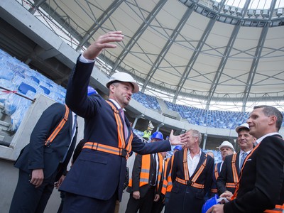 Predseda vlády SR Peter Pellegrini (vľavo) počas kontrolného dňa na stavenisku Národného futbalového štadióna (NFŠ) v Bratislave.