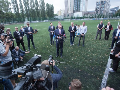 Predseda vlády SR Peter Pellegrini (uprostred) počas odovzdávania športového areálu do užívania bratislavskej Základnej škole Kalinčiakova.