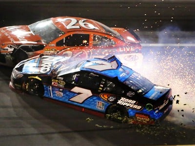 Alex Bowman vrazil do Jeba Burtona počas druhého kola kvalifikácie na NASCAR Daytona 500 Sprint Cup.