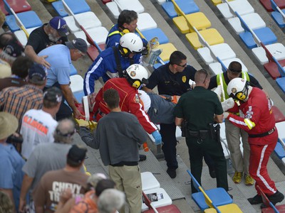 Dvadsaťosem zranených si vyžiadala nehoda tesne pred skončením pretekov NASCAR