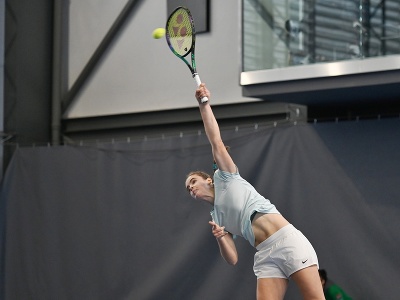 Na snímke slovenská tenistka Natália Kročková podáva na Španielku Leyru Romerovú Gormazovú počas zápasu 1. kola dvojhry na turnaji  Empire Womens Indoor Trnava