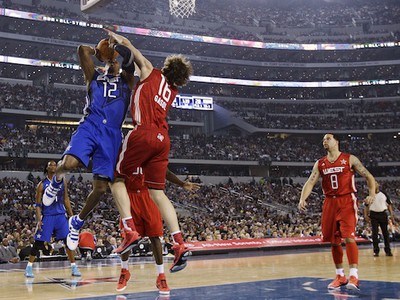 Dwight Howard je atakovaný Paulom Gasolom