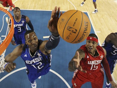 Dwight Howard blokuje pokus Carmella Anthonyho