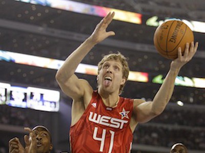 Dirk Nowitzki sa prediera cez Dwighta Howarda