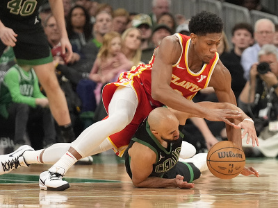 De'Andre Hunter (hore) bojuje