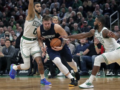 Luka Dončič v obkľúčení hráčov Celtics