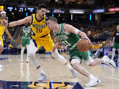 Payton Pritchard v ofenzívnej snahe, za ním Doug McDermott (20)