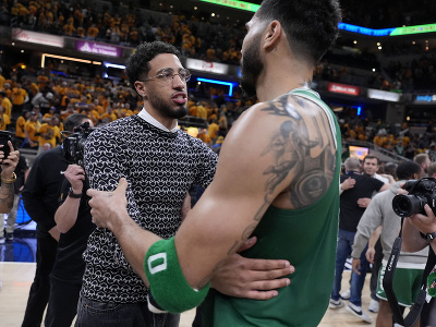 Tyrese Haliburton (v civile) gratuluje Jaysonovi Tatumovi k postupu do finále NBA