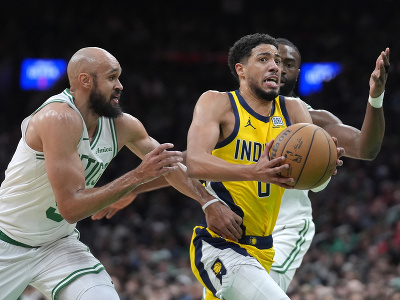 Hráč Indiany Pacers Tyrese Haliburton (uprostred) dribluje s loptou cez Derricka Whitea (vľavo) a Jaylena Browna (vpravo) z Bostonu Celtics