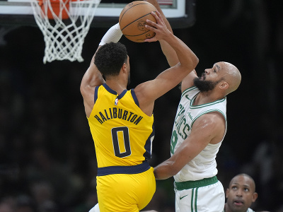 Hráč Indiany Pacers Tyrese Haliburton (vľavo) strieľa na kôš cez Derricka Whitea z Bostonu Celtics