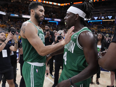 Jayson Tatum (vľavo) a Jrue Holiday po postupe Bostonu do finále NBA