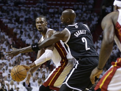 Chris Bosh z Miami Heat v súboji s Kevinom Garnettom v drese Brooklyn Nets.