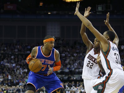 Carmelo Anthony (7) z New York Knicks útočí proti basketbalistom Milwaukee