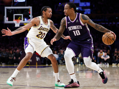 DeMar DeRozan (s loptou), bráni ho Nick Smith Jr.