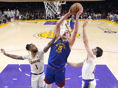 Nikola Jokič smečuje na kôš LA Lakers