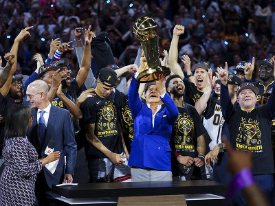 Majiteľ Denveru Stan Kroenke dvíha nad hlavu trofej pre víťaza NBA