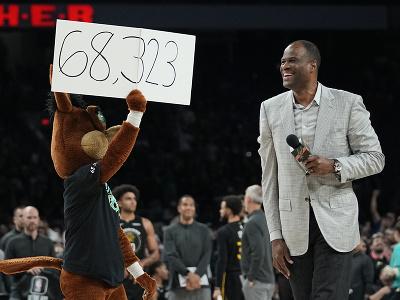 Bývalý hráč Spurs David Robinson spoločne s maskotom oznamujú rekordnú návštevnosť basketbalovej NBA